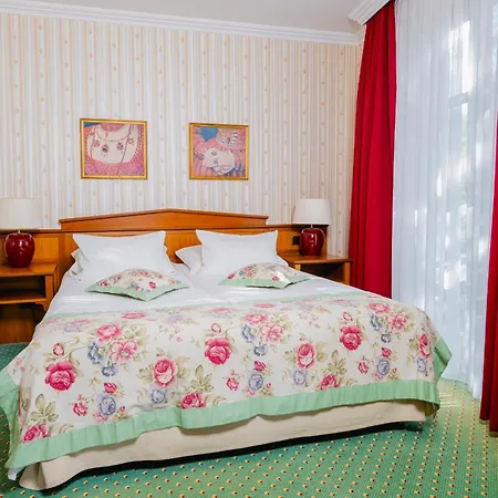 Otel Am Schlosspark 4*