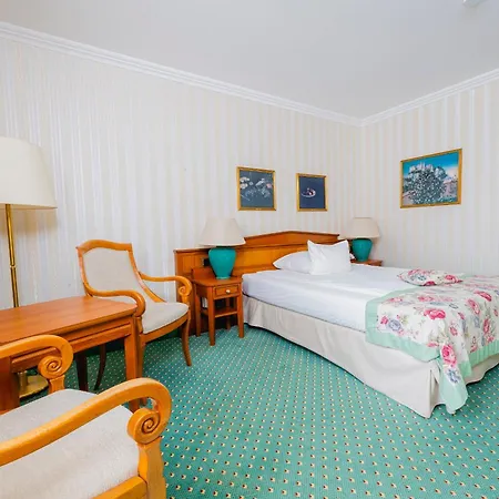 Otel Am Schlosspark 4*