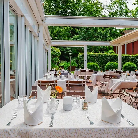 Отель Am Schlosspark 4*