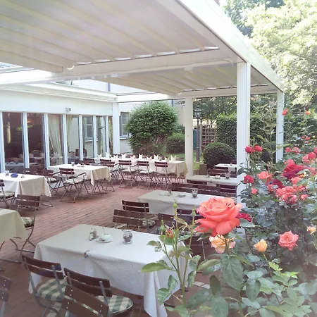 Am Schlosspark 4*