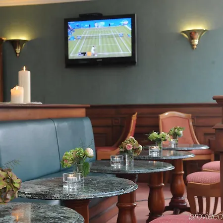 Отель Am Schlosspark 4*